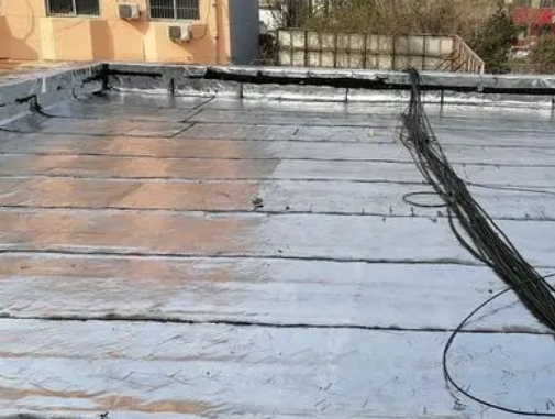 昌都卫生间漏水维修公司分享下昌都屋面楼顶防水刚性防水层施工要点。